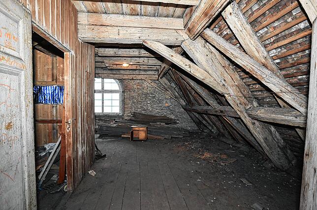 Bild 9: Tanzschlössle im Keller, Dreck im Dach: So sah das Österreichische Schlösschen vor der Sanierung aus