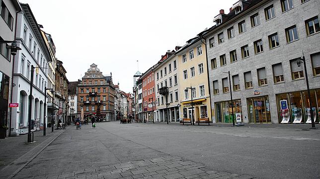 Der Mann, der zuvor Parfüm im Wert von 450 Euro entwendet hatte, flüchtete über die Marktstätte in Richtung Tirolergasse.