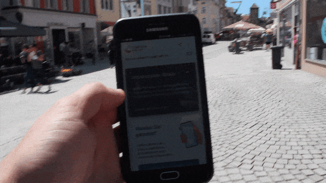 Spaziergang mit Smartphone durch die Villinger Innenstadt: Die Corona-Warn-App zeigt auch Tage später keine Warnung vor einer ...