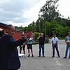 Kinderdorf-Geschäftsführer Bernd Löhle erklärt die Gewächshaus-Pläne. Es hören zu (v. l.): Christian Richter, Birger Richter, Simone ...
