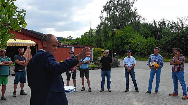Kinderdorf-Geschäftsführer Bernd Löhle erklärt die Gewächshaus-Pläne. Es hören zu (v. l.): Christian Richter, Birger Richter, Simone ...