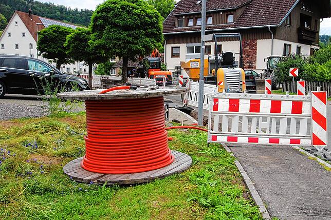 Im Achdorfer Ortsteil Aselfingen ging der Glasfaserausbau im Juli dem Ende entgegen, die restliche Kabelrolle kann woanders verwendet ...