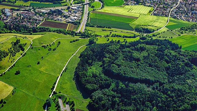 Die Autobahn 81 bei Hilzingen aus der Luft gesehen. Im Hintergrund rechts ist Hilzingen zu sehen, vorne der Hohentwiel-Tunnel. Am ...