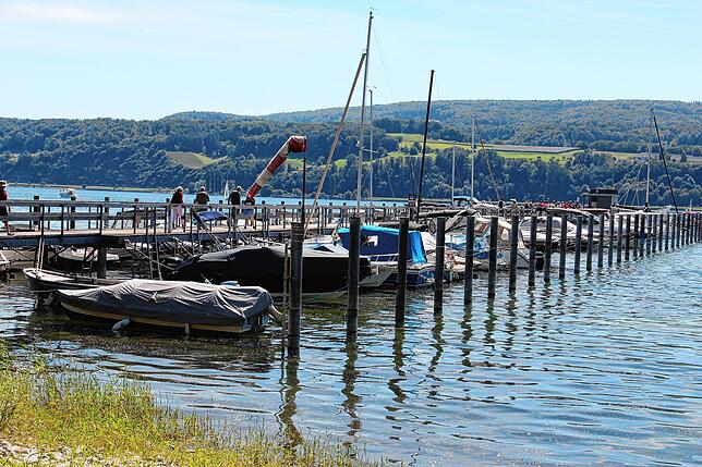 Der Hafen von Gaienhofen ist bei Einheimischen und Touristen ein Treffpunkt im Sommer.