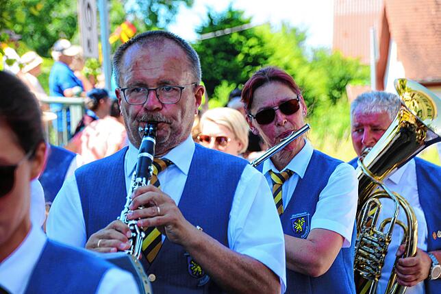 Bild 7: Dorf-Musik-Fest und Bezirksmusikfest in Menningen