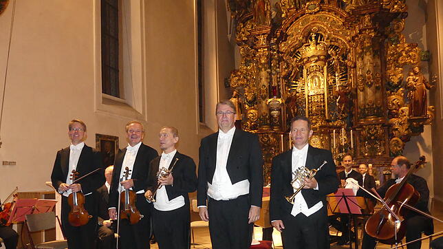 Nach dem Festkonzert des Barockensembles in Triberg (von links): Konzertmeister Alexander Burggasser, der zweite Geiger Helmut ...