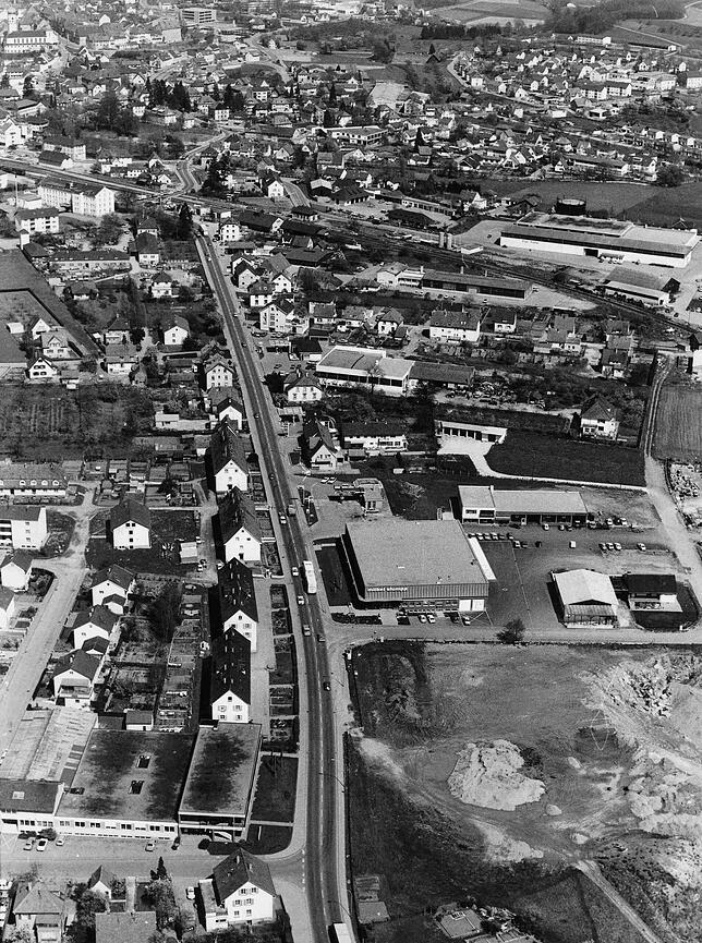 Die Radolfzeller Straße und das Industriegebiet im April 1977. Wo rechts freie Fläche ist, sind heute Parkplatz und Hauptgebäude von ...