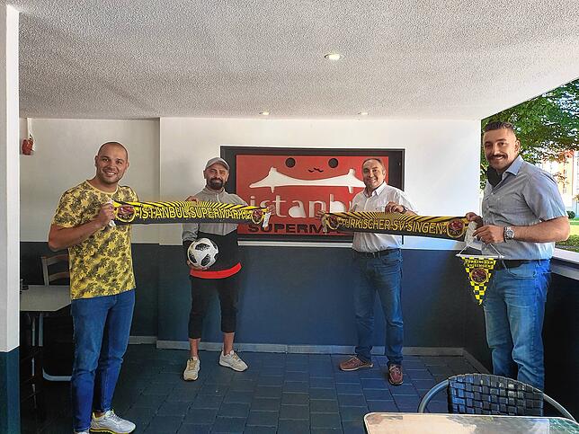 Vier Macher des TSV Singen: (von links) Abdullah Öztürk (zuständig für Spielerverträge und Sponsoring), Sigi Özcan (Team-Manager), Erdal ...
