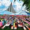 Unterhaltung und Erfrischung: Unter den zahlreichen Sonnenschirmen am Konzertsegel genossen die Besucher des Hausherrenfestes das schöne ...