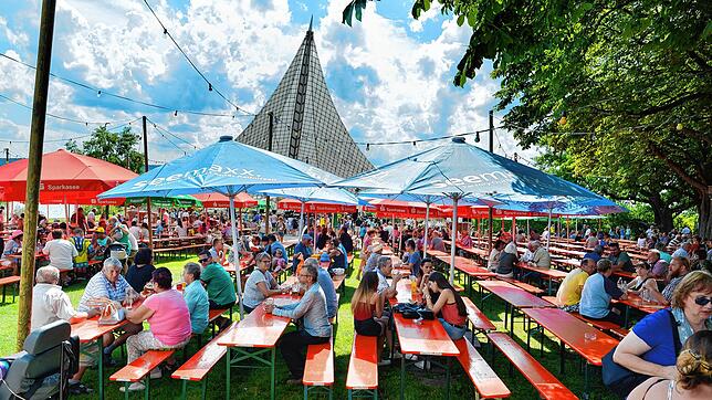 Unterhaltung und Erfrischung: Unter den zahlreichen Sonnenschirmen am Konzertsegel genossen die Besucher des Hausherrenfestes das schöne ...