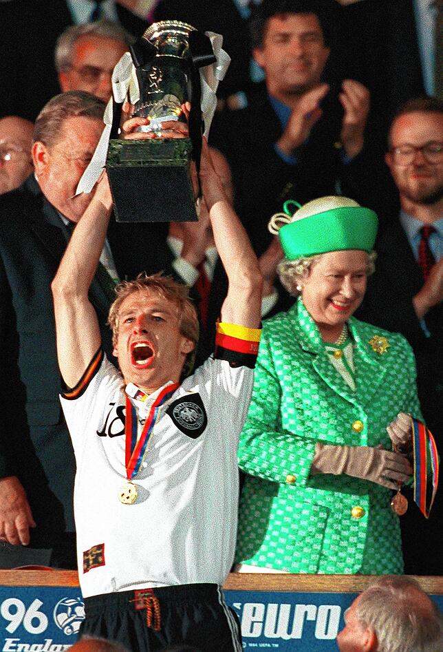 Mannschaftskapitän Jürgen Klinsmann hält 1996 den EM-Pokal in die Höhe, rechts die Queen. Damals ging es gut aus für die Deutschen.