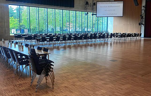 Bestuhlt ist in der Stadthalle schon für 150 Menschen.