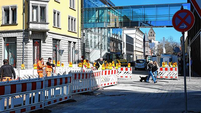 Bauarbeiten an der Hadwigstraße in der Singener Innenstadt: Noch steht dort die Baustellenampel an der Kreuzung mit der Erzbergerstraße. ...