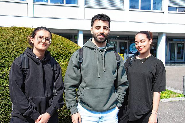 Von links: Rozerin Tosun (19), Abrahim Abdalkader (22) und Samantha Padilla Rodriguez (19) von der Kaufmännischen Schule in Waldshut ...