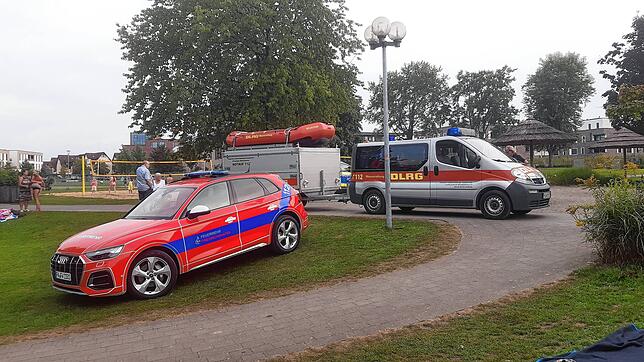 DLRG-Fahrzeuge aus Meersburg und Friedrichshafen treffen mit weiteren Rettungsbooten ein, aus Meckenbeuren kommen Taucher, erklärt ...