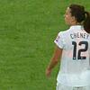 Reizend: Was hätte Schiri Christian Schweizer wohl von US-Nationalspielerin Lauren Cheney verlangt? Dass sie ihren Sport-BH auszieht? ...