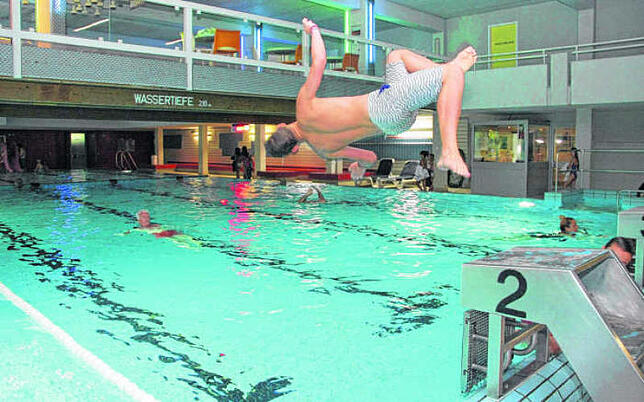 Noch mit Fliesen: Das alte Becken im Waldshuter Hallenbad war noch mit Fließen verkleidet. Bild: Luisa Rische