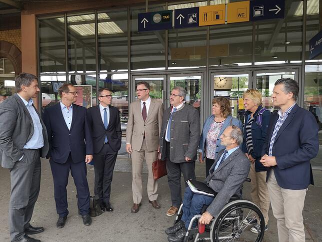 Machen sich vor Ort ein Bild von der Situation am Villinger Bahnhof: der Erste Bürgermeister Detlev Bührer, OB Jürgen Roth, Landrat Sven ...