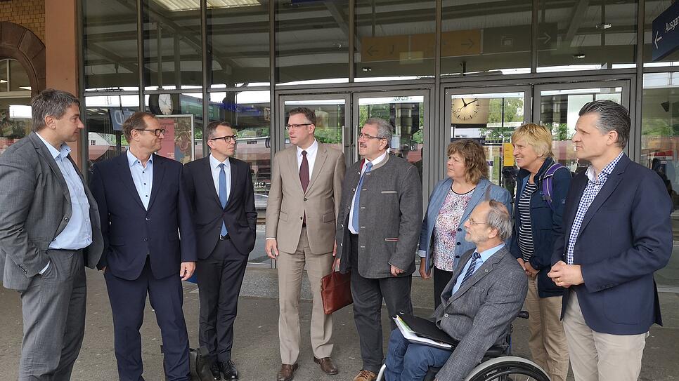 Machen sich vor Ort ein Bild von der Situation am Villinger Bahnhof: der Erste Bürgermeister Detlev Bührer, OB Jürgen Roth, Landrat Sven ...