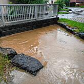 Der Entenbach führt am Montagabend viel Wasser. Für Anwohner ging die Situation ohne Schäden aus.