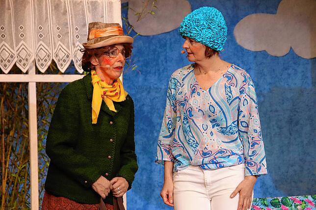 In der Badeanstalt: Martina Porst, links, und Beate Braun.