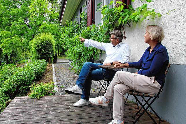 Der Lieblingsplatz von Martin Gruner und seiner Frau Iris Dörffeldt vor dem Haus in der Berghausstraße. Von der kleinen Terrasse aus ...