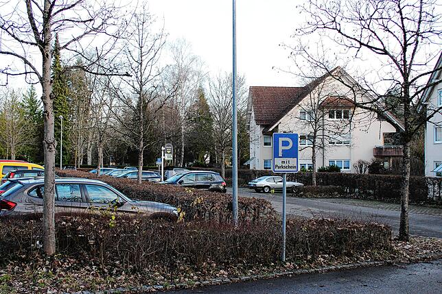 Das Bild zeigt die Parkplätze der Zahnstraße vor dem Friedhof.