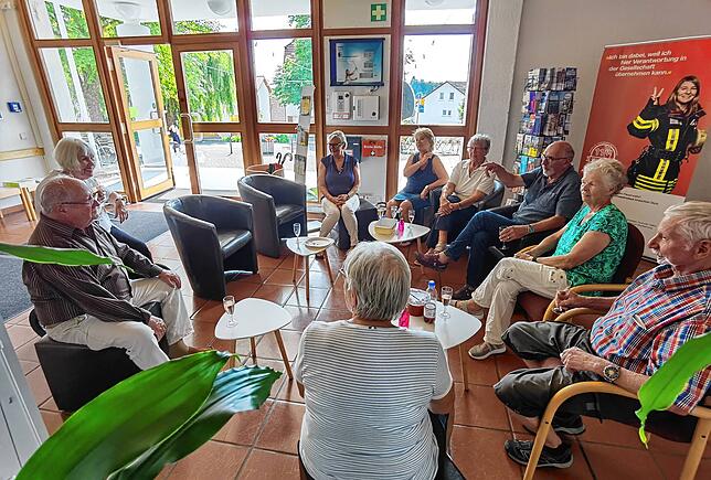 Die Sektrunde findet im August im Rathausfoyer statt. Draußen ist es einfach zu heiß.