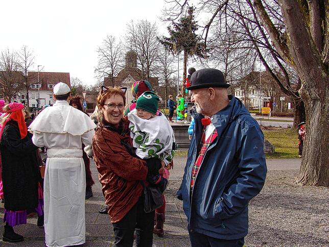 Bild 16: Dunschtig in Stefansfeld unter dem Narrenbaum