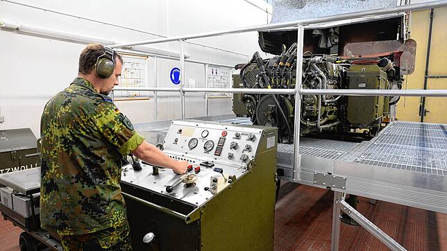 In Aachen steht ein Motor für einen Leopard-2-Kampfpanzer auf einem Teststand der Bundeswehr. Die Aggregate kommen von der MTU in ...