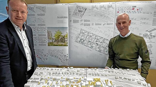 Oberbürgermeister Jan Zeitler (links) und Thomas Sorg, Projektleiter für den Grundstückseigentümer Wacker Neuson AG, am Entwurfsmodell. ...