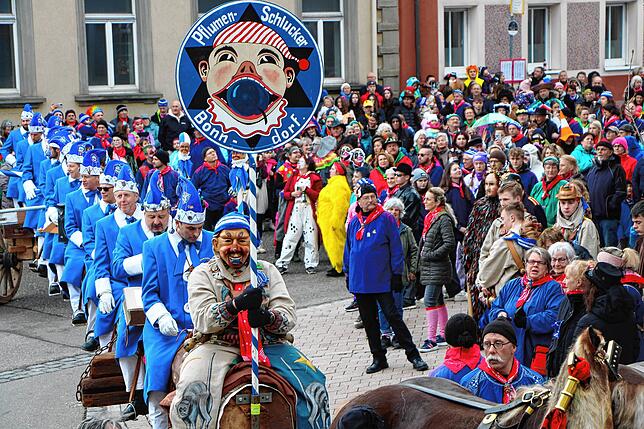 Bild 6: Bilder der Fasneteröffnung mit Schlüsselübergabe am Rathaus