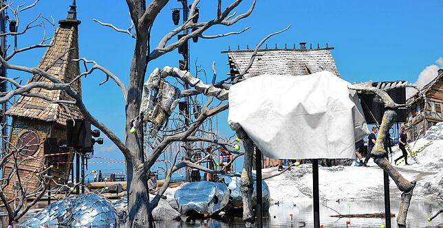 Ein Pferdeskelett taucht in der winterlichen Kulisse auf.
