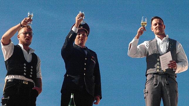 Christoph Denz und Tobias Behringer prosten den Gästen zu. Bild: Steinebrunner