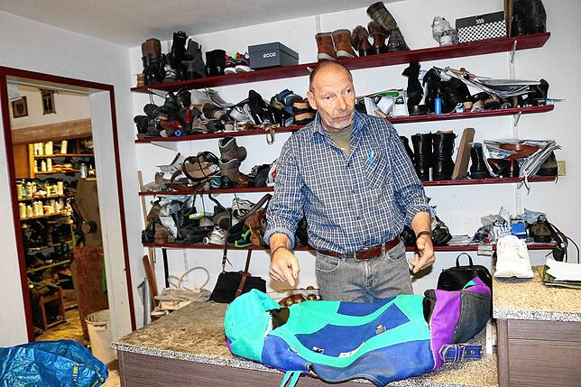 Heute gehören zur Arbeit von Schuhmacher Franz Scholz auch das Nähen und Einsetzen von Reißverschlüssen in Taschen und Jacken.