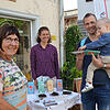 Das schmeckt auch den Kleinsten (von links): Heide Müller und Barbara Kläsle aus dem Weltladen mit Marc Brehm und Sohn Fabio aus der ...