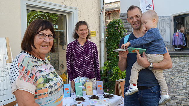Das schmeckt auch den Kleinsten (von links): Heide Müller und Barbara Kläsle aus dem Weltladen mit Marc Brehm und Sohn Fabio aus der ...