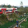Um die große Höhe des Ausstiegs und den steilen Hang der Bahntrasse zu überwinden, haben die Feuerwehrleute Leitern mit improvisierten ...