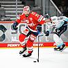 In dieser Szene entwischte Daniel Pfaffengut von den Wild Wings (links) Jerome Flaake vom ERC Ingolstadt. Dennoch waren die Schwenninger ...