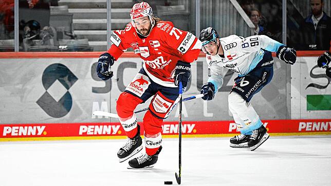 In dieser Szene entwischte Daniel Pfaffengut von den Wild Wings (links) Jerome Flaake vom ERC Ingolstadt. Dennoch waren die Schwenninger ...