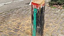 Unbekannte haben auf dem Spielplatz auf dem Johannisplatz in Waldshut Holzpfähle ab- und angesägt.