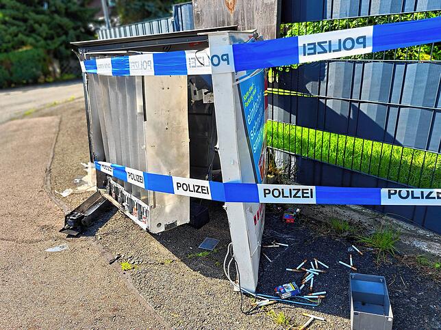 Die Polizei hat rund um den gesprengten Zigarettenautomat in der Hansjakobstraße abgesperrt. Die Spuren der Sprengung sind deutlich ...