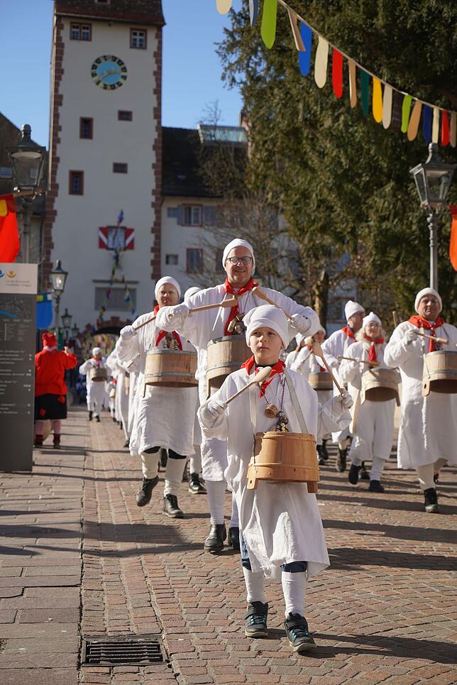 Bild 20: So ausgelassen feiern Kinder beim Narro-Zunft-Umzug in Waldshut – Die schönsten Fotos!