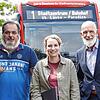 Gute Neuigkeiten haben (von links) Ralph Stöhr, Leiter Busbetriebe, Pressesprecherin Theresa Gärtner und Stadtwerke-Geschäftsführer ...