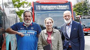 Gute Neuigkeiten haben (von links) Ralph Stöhr, Leiter Busbetriebe, Pressesprecherin Theresa Gärtner und Stadtwerke-Geschäftsführer ...