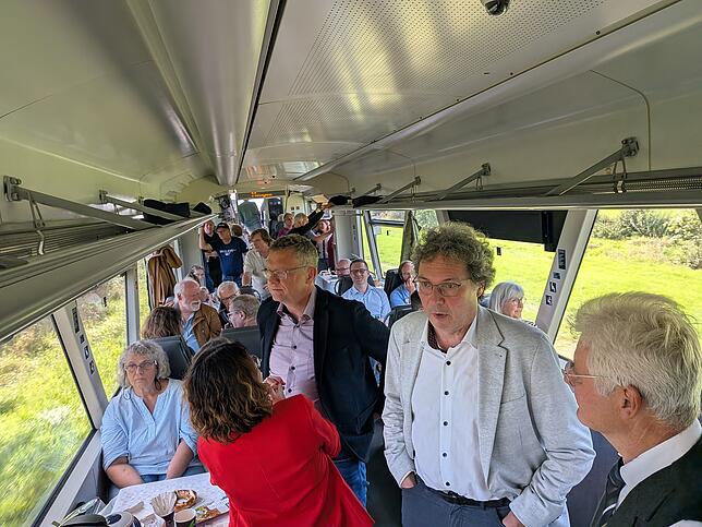 Viel los im Triebwagen: Auch für das leibliche Wohl hat das Team der Biberbahn gesorgt.