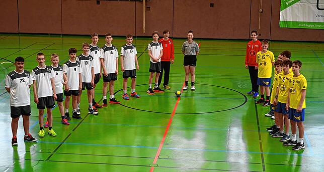 Die C-Jugend des HC Lauchringen (links) nach dem Verbandsspiel gegen die HSG Konstanz 2 (rechts) am vergangenen Samstag in der ...