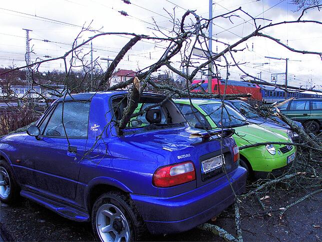 Die geparkten Autos am Villinger Bahnhof wurden am zweiten Weihnachtsfeiertag 1999 ebenfalls in Mitleidenschaft gezogen.