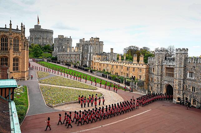 Das Regiment der Grenadier Guards marschiert auf dem Gelände von Schloss Windsor ein, um die Ankunft des Sarges von Königin Elizabeth ...