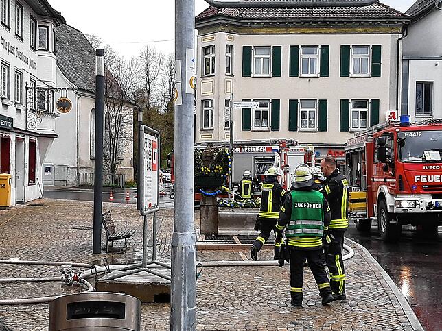 Die Feuerwehr am Montagmorgen bei ihrem Einsatz am Adlerplatz.